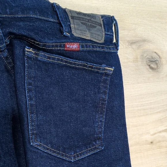 Wrangler Men's Dark Blue Relaxed Jeans - Picture 6 of 6